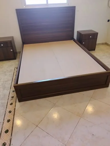 سراير بتصميم قوي وتشطيب عالي، خامات متينة وراحة من أول يوم، وشكل يدي للمكان هيبة وفخامة.