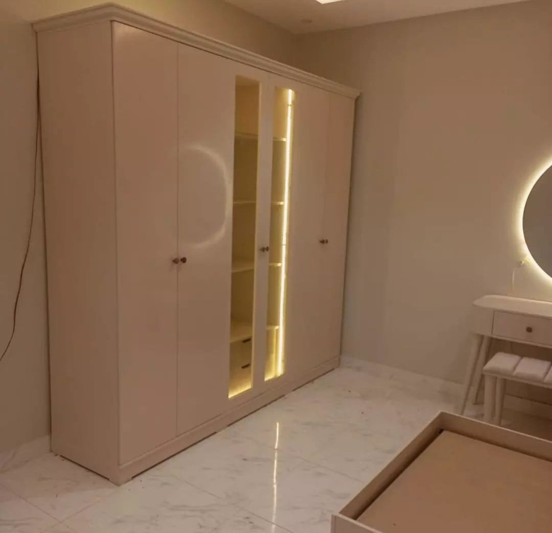 خزانة معمولة على أصولها، شغل تقيل وخامة تعيش، وشكل يفرّح أي حد يشوفه.