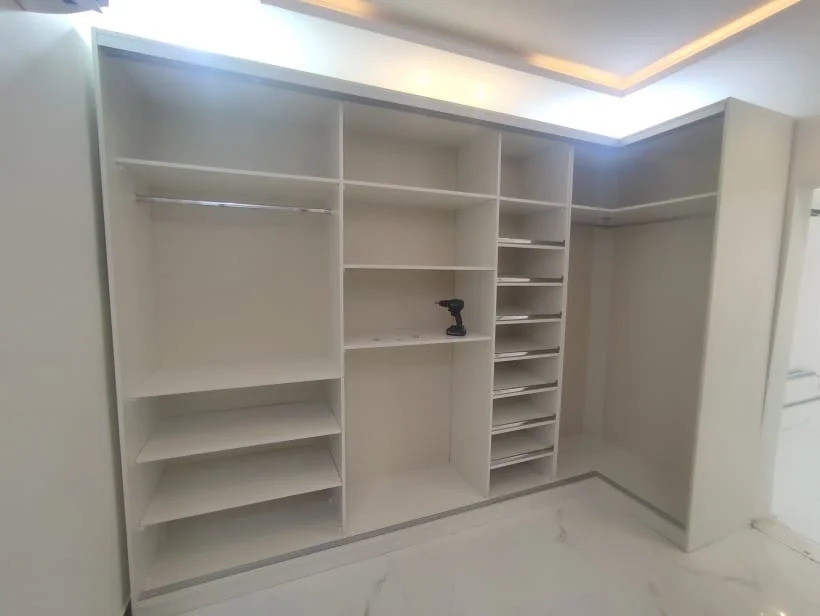 شغل متظبط من الآخر، خزانة عملية بتفاصيل دقيقة وتشطيب يبان عليه الإتقان.