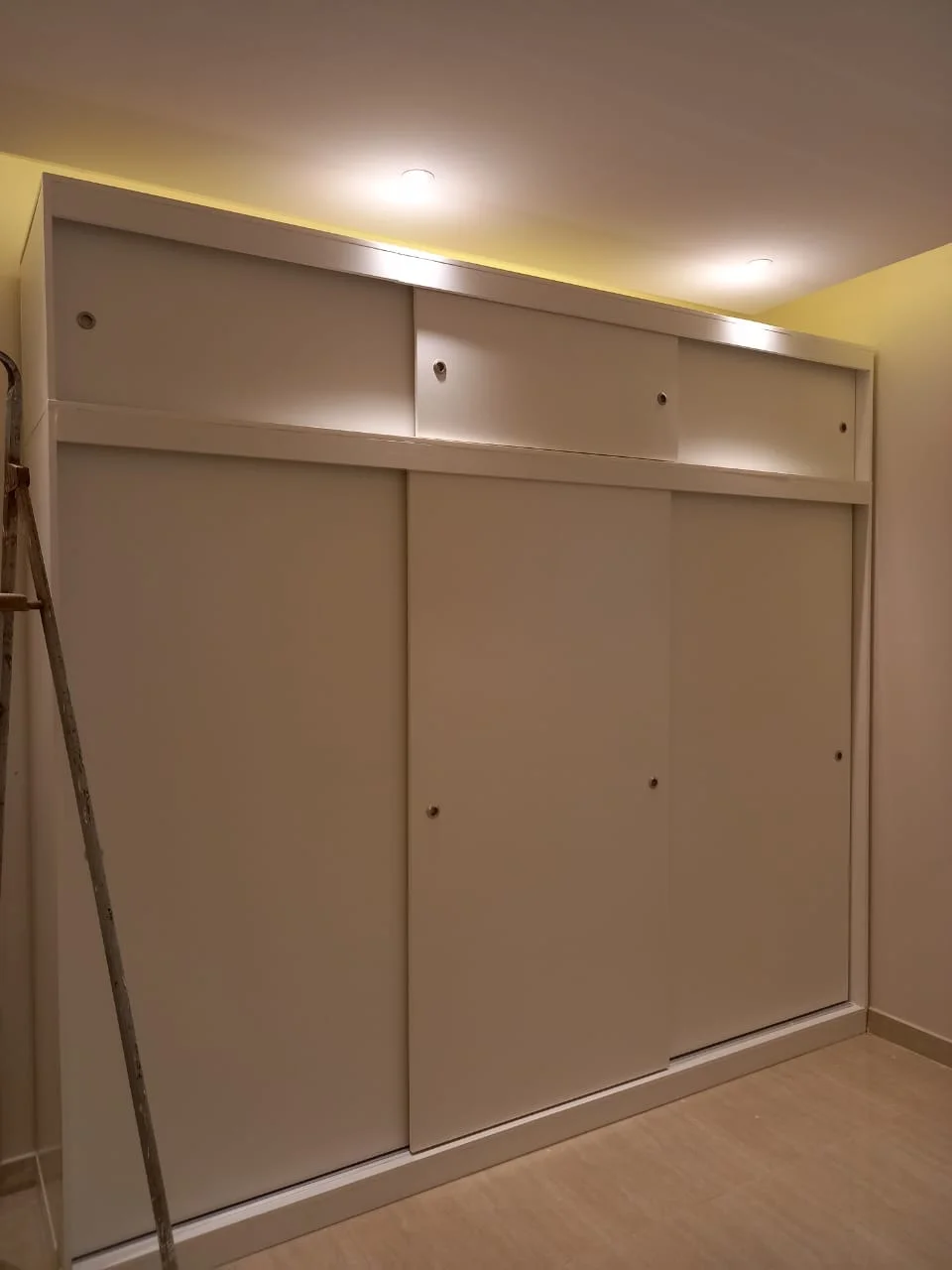 خزانة مصممة بذوق عالي، تشطيب ناعم وخامات ممتازة، تجمع بين الشكل الأنيق والاستخدام العملي.