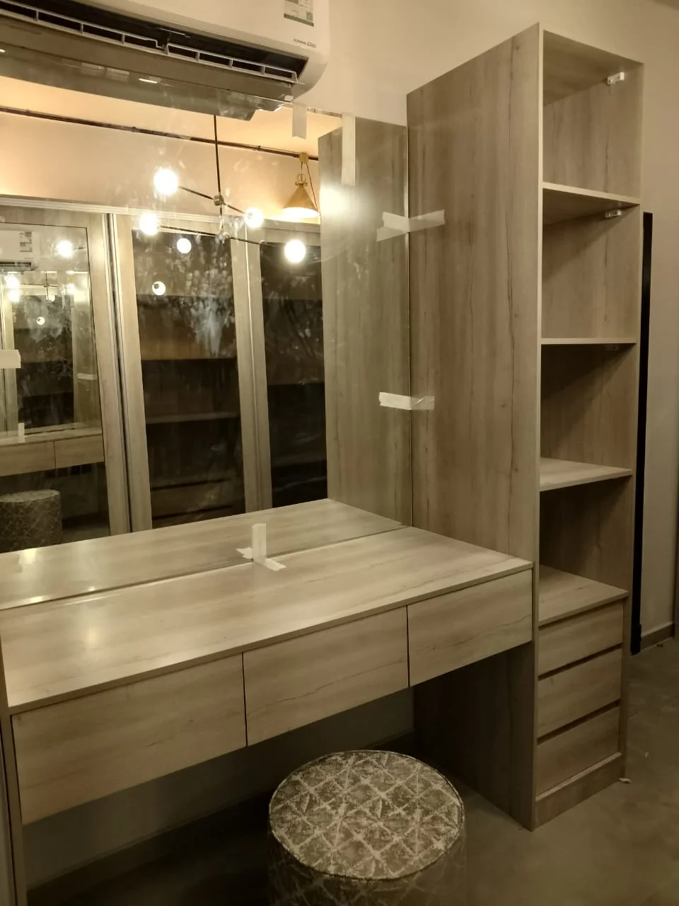 ديكور منفّذ بذوق عالي وخامات ممتازة، لمسة عصرية تكمّل المكان وتبرز جماله.