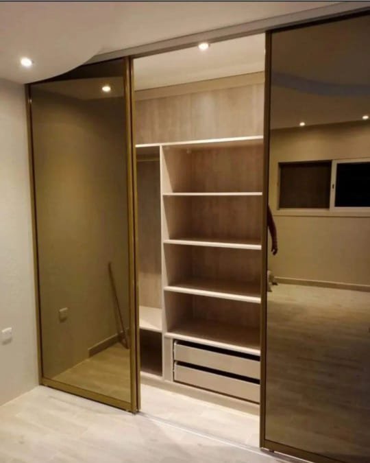 ديكورات خشبية للجدران (Wainscoting) تضفي دفئاً وأناقة لا مثيل لها على صالات الاستقبال