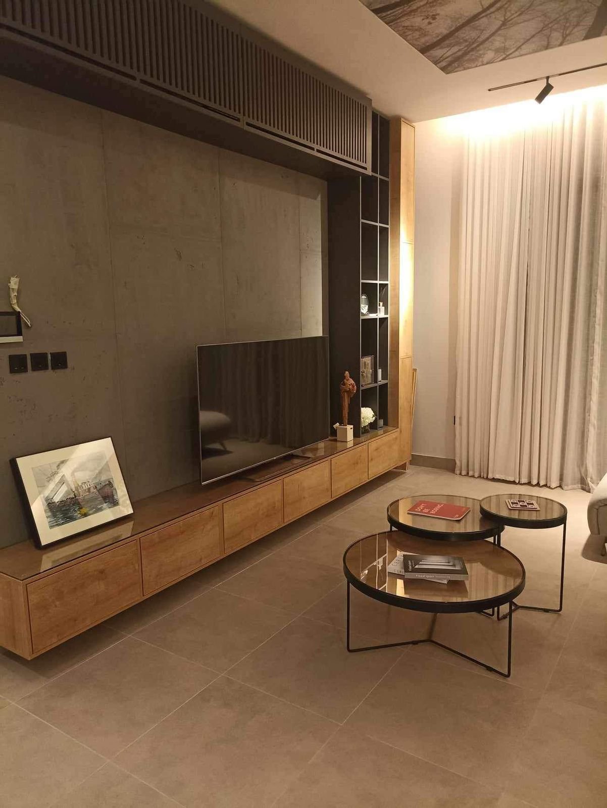 تصميم وتركيب بارتشن خشب بلمسات فنية لفصل المساحات بذكاء وجمال