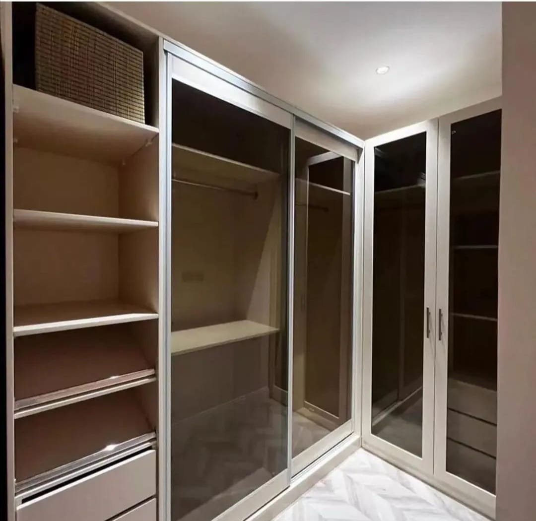 نفصل لك أرقى دواليب الملابس بتصاميم مودرن وكلاسيك، بجودة خشب تتحمل العمر كله