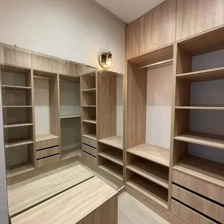 متخصصون في تفصيل غرف الملابس (Dressing Room) بأعلى معايير الدقة والجمال في الرياض